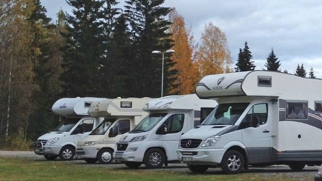 En kvinna som arbetar i labbmiljö