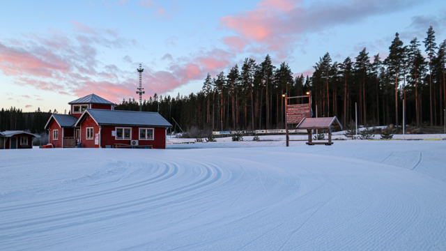 En kvinna som arbetar i labbmiljö